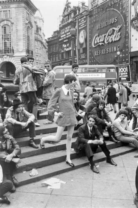 Swinging Sixties in London: Vibrant Retro Images That Display。